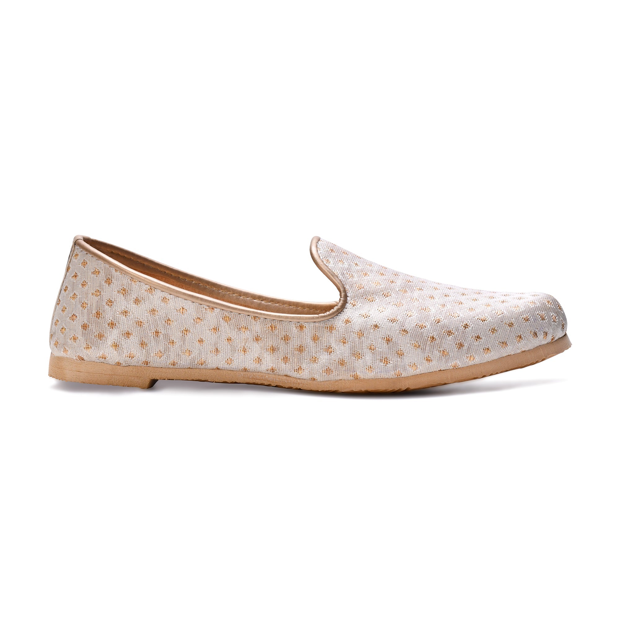 Off White Handcrafted Wedding Naagra Mojari