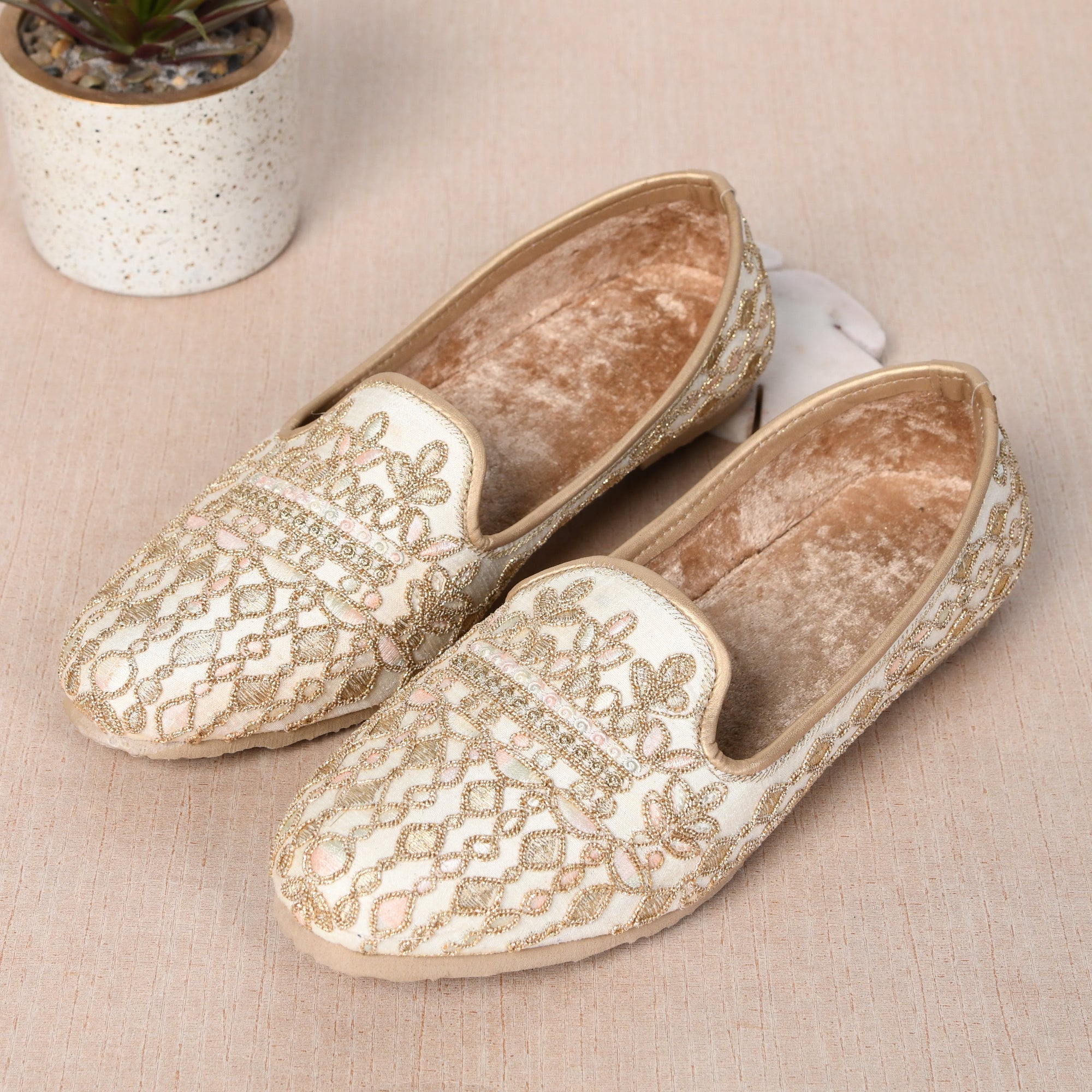 Premium Handcrafted Naagra Mojri Men