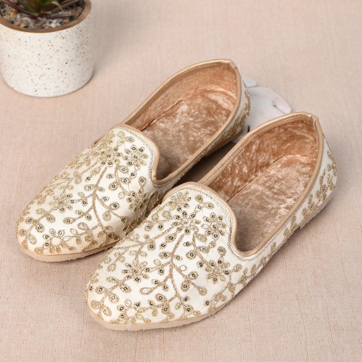 Handcrafted Embroidered Naagra Mojri Men